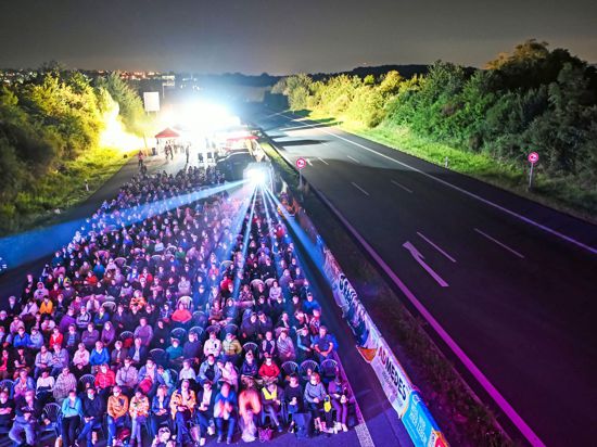Auf der Autobahn A8 findet ein Open Air Kino statt. Gezeigt wird das Roadmovie „25 km/h“.
