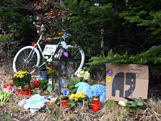 Bei einer Fahrrad-Demonstration für den bei einem Unfall gestorbenen Radaktivisten Andreas Mandalka wurde an der Unfallstelle ein "Ghostbike" aufgestellt.
