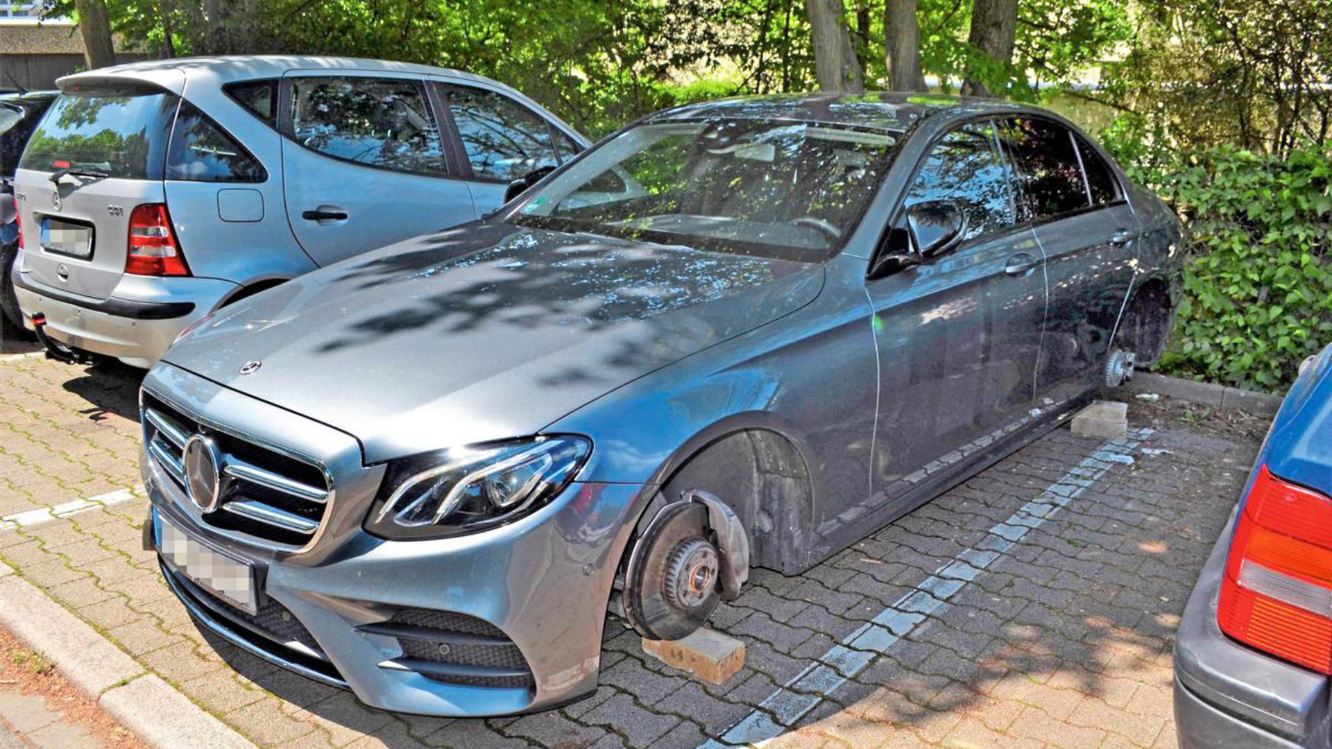 Ohne Reifen und Felgen fand der Besitzer am Donnerstagmorgen seinen in der Inselstraße geparkten Wagen vor.