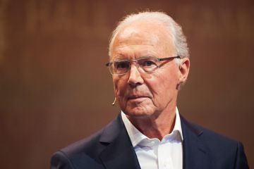 Franz Beckenbauer, ehemaliger Fußballspieler, steht während der Einweihung der Hall of Fame des deutschen Fußballs im Deutschen Fußballmuseum auf der Bühne. (zu dpa «Von Illgner bis Völler: Zwölf Helden in der magischen Nacht von Rom») +++ dpa-Bildfunk +++