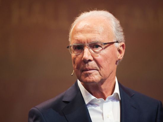 Franz Beckenbauer, ehemaliger Fußballspieler, steht während der Einweihung der Hall of Fame des deutschen Fußballs im Deutschen Fußballmuseum auf der Bühne. (zu dpa «Von Illgner bis Völler: Zwölf Helden in der magischen Nacht von Rom») +++ dpa-Bildfunk +++