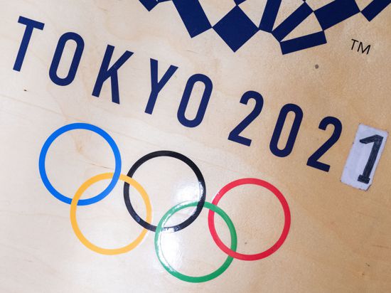 Die Ziffer 0 ist in der Jahreszahl 2021 eines Logos der olympischen Spiele in Tokio im Kraftraum des Ringers Frank Stäbler durch eine 1 überklebt. Trotz aller Ungewissheit versuchen die Olympia-Macher, die um ein Jahr verschobenen Sommerspiele zu retten. Eine Absage würde viel Geld kosten (zu dpa «Olympisches Risiko: Bei Tokio-Absage drohen Milliarden-Einbußen») +++ dpa-Bildfunk +++