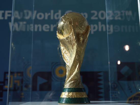 Der FIFA-WM-Pokal steht in einer Glastruhe. Fußballfans in Polen konnten bei einer Veranstaltung die Trophäe bewundern. Die Fußballweltmeisterschaft findet vom 21. November bis zum 18. Dezember 2022 in Katar statt. +++ dpa-Bildfunk +++