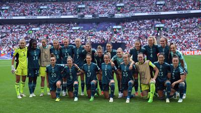 Fußball, Frauen: EM, England - Deutschland, Finalrunde, Finale im Wembley-Stadion: Die deutsche Mannschaft stellt sich vor Spielbeginn auf.