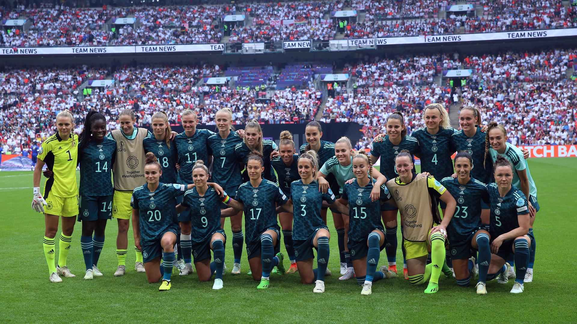 Fußball, Frauen: EM, England - Deutschland, Finalrunde, Finale im Wembley-Stadion: Die deutsche Mannschaft stellt sich vor Spielbeginn auf. +++ dpa-Bildfunk +++