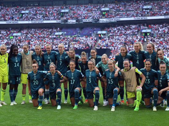 Fußball, Frauen: EM, England - Deutschland, Finalrunde, Finale im Wembley-Stadion: Die deutsche Mannschaft stellt sich vor Spielbeginn auf.