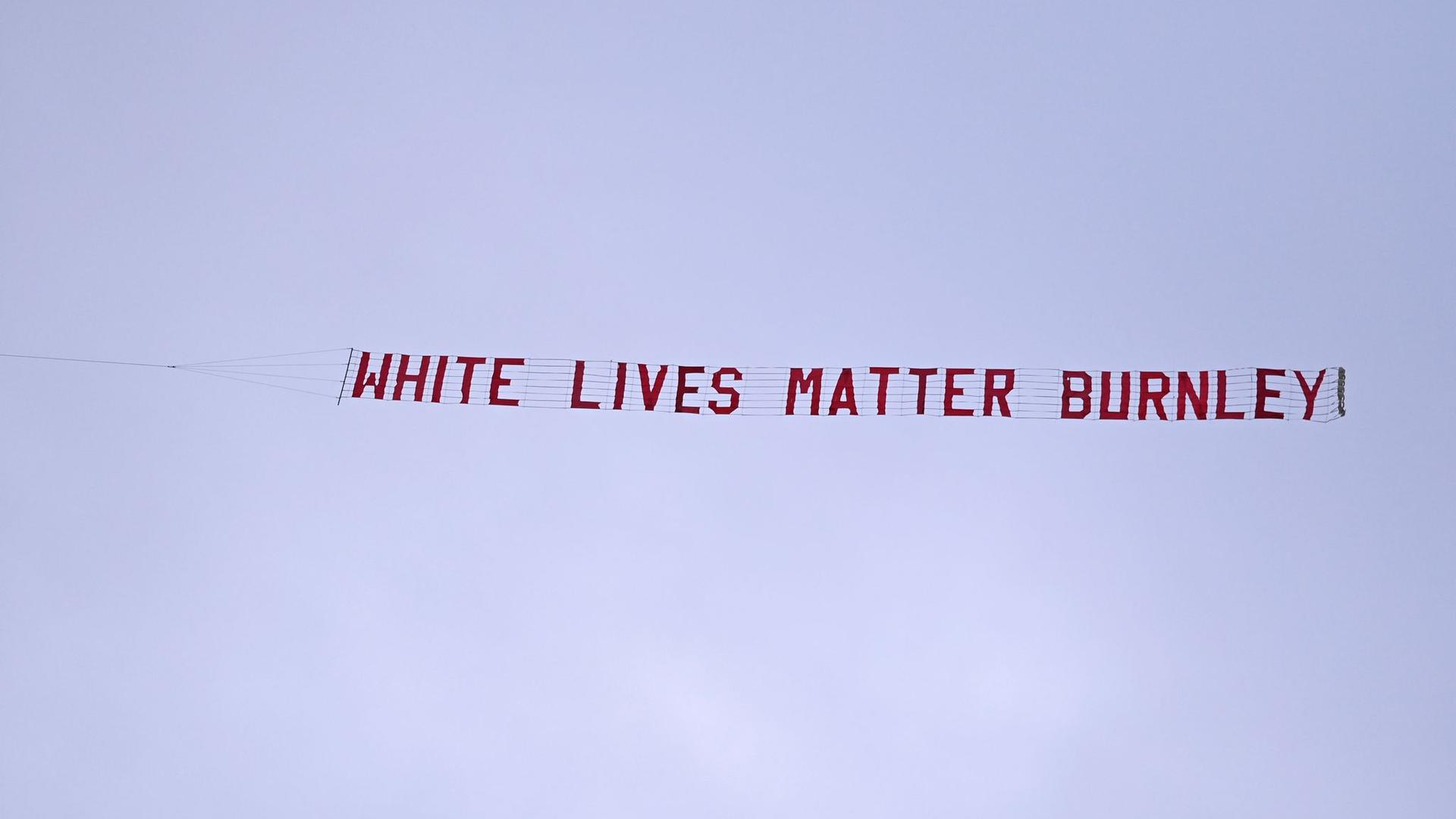 Ein Flugzeug zieht kurz nach dem Anpfiff ein Banner über das Etihad-Stadion.