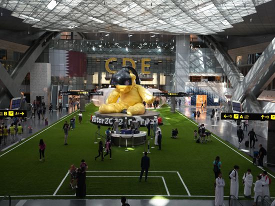 Passagiere gehen durch den Hamad International Airport . Die Fußball-WM 2022 in Katar findet vom 20. November bis 18. Dezember 2022 statt. +++ dpa-Bildfunk +++