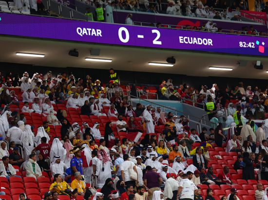 Genug gesehen: Noch während das Eröffnungsspiel zwischen Katar und Ecuador am 20. November lief, verließen viele Zuschauer ihre Plätze. Die Partie endete in einem halbleeren Stadion.