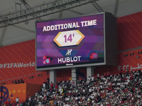 Die Großbildleinwand zeigt die vierzehnminütige Nachspielzeit am Ende der ersten Halbzeit zwischen England und dem Iran.