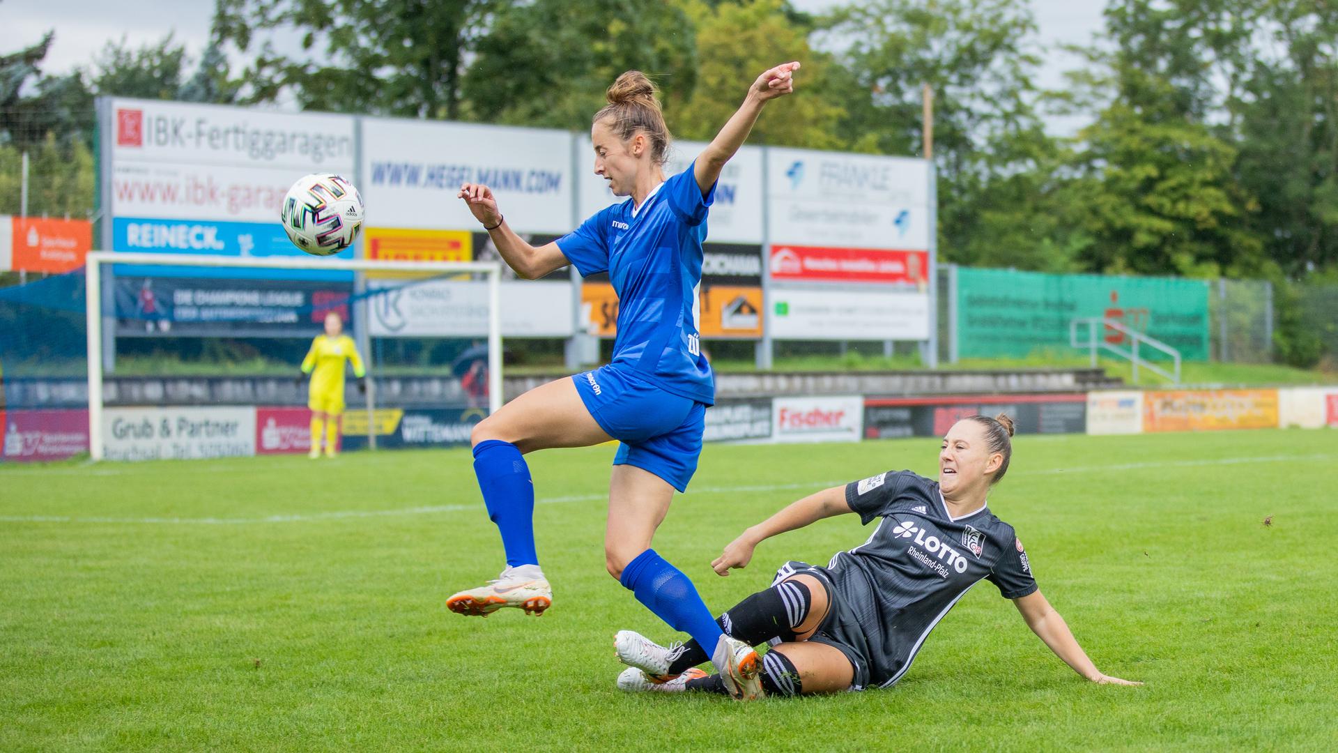 Foto: Simone Kochanek; Bruchsal; DEU; 22.08.2021; Fussball, DFB-Pokal Frauen: Karsruher SC - 1. FFC Niederkirchen; rechts: Natalie Klupp (1. FFC Niederkirchen, #23), links: Pia Zuefle (Karlsruher SC, #6)