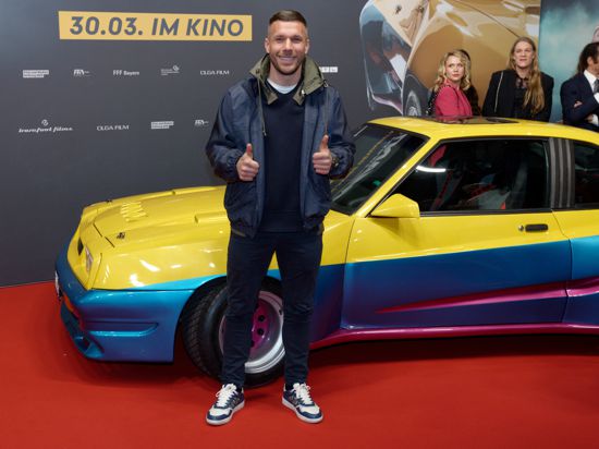 Der ehemalige Fußballer Lukas Podolski kommt zu Premiere des Films "Manta Manta – Zwoter Teil". +++ dpa-Bildfunk +++