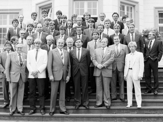 KSC beim Kanzler: Auf dem Foto mit Helmut Kohl (vordere Reihe, Dritter von links) ist Stephan Groß in der vierten Reihe ganz links zu sehen. 