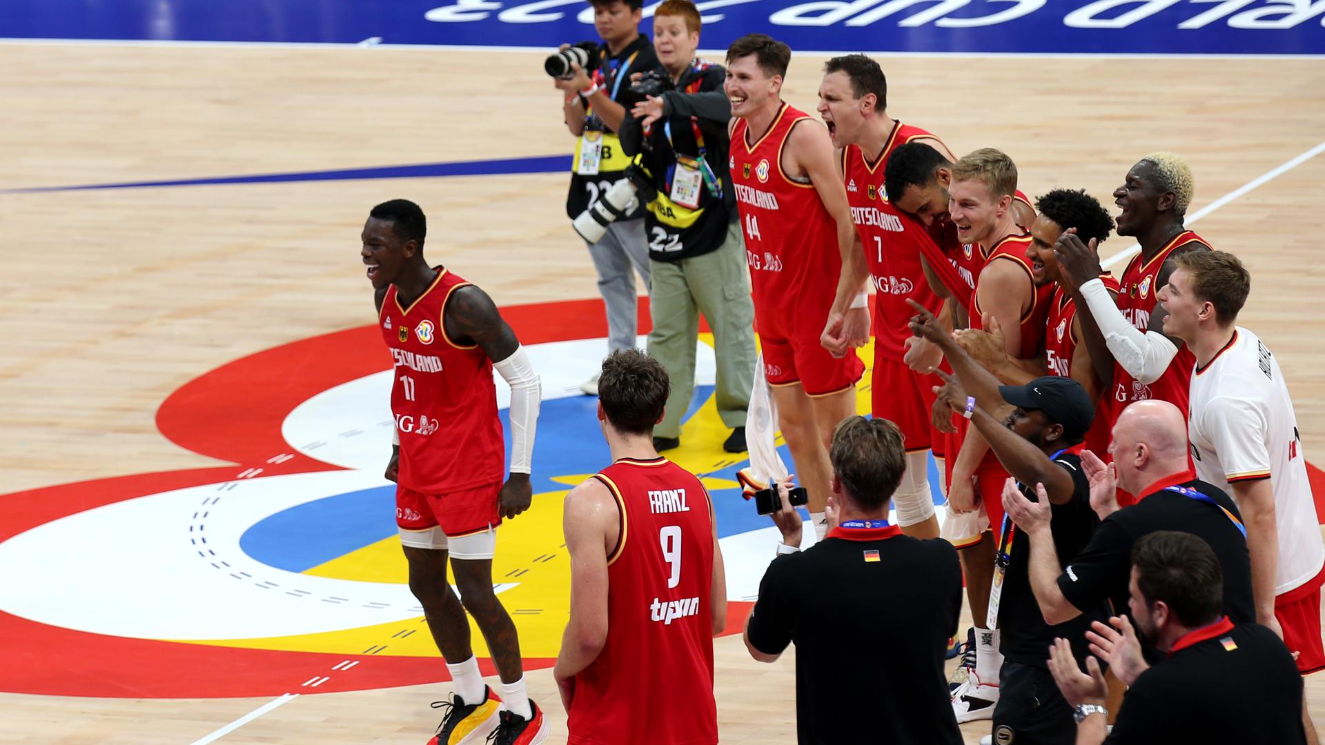 Basketball, WM, USA - Deutschland, K.o.-Runde, Halbfinale, Deutschlands Spieler jubeln nach dem Sieg. Links Dennis Schröder. +++ dpa-Bildfunk +++