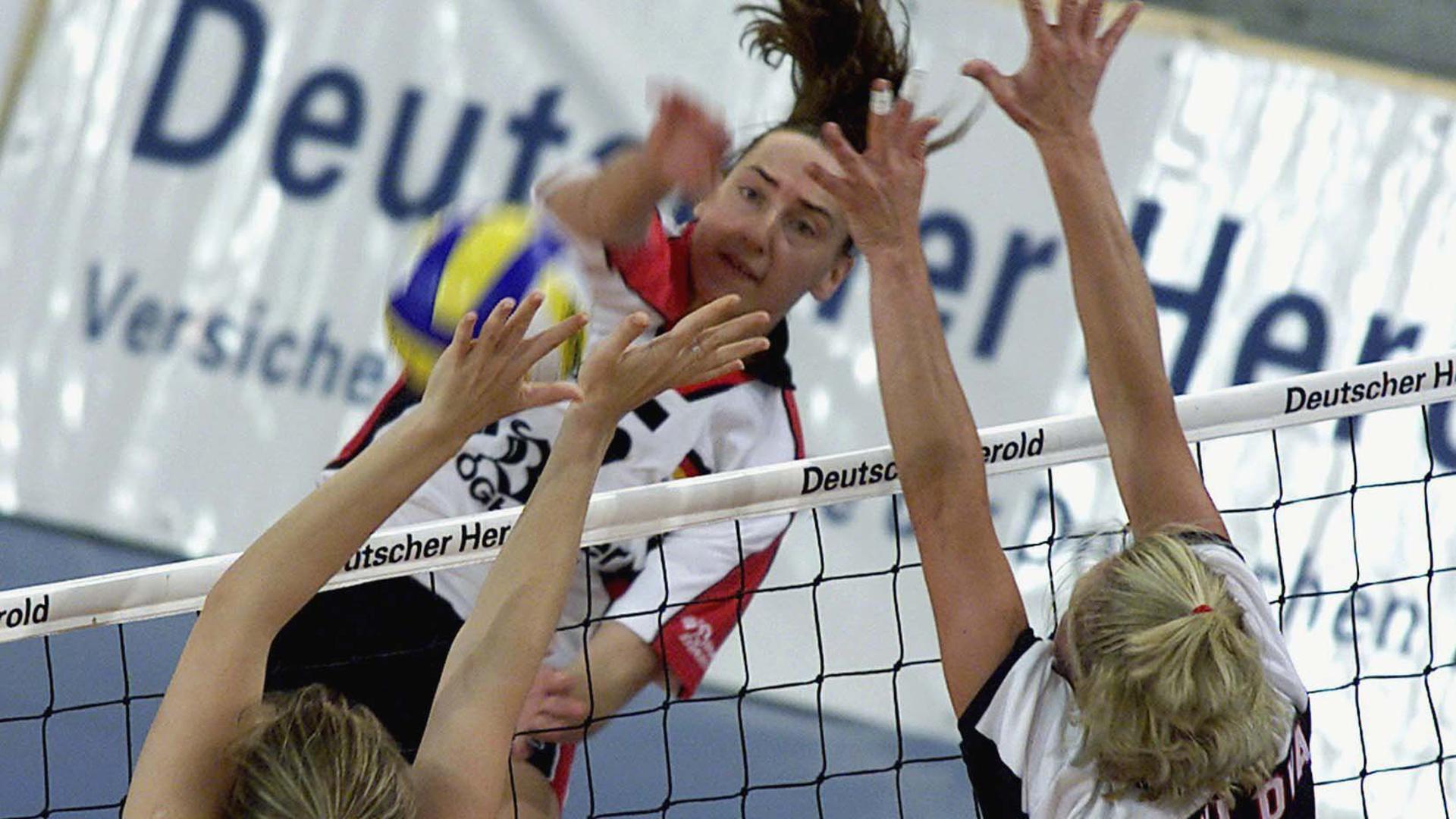 Sylvia Roll von der deutschen Volleyball Nationalmannschaft schmettert.