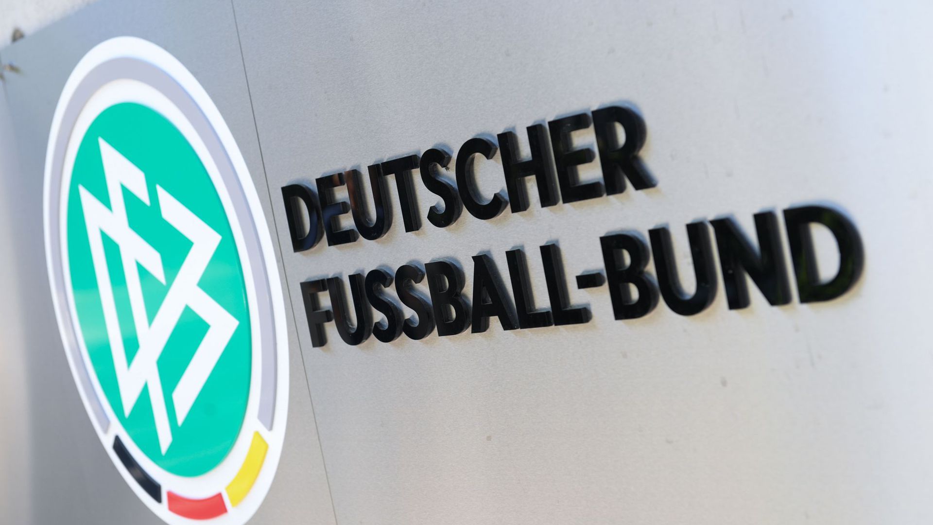 DFB-Logo und Schriftzug vor der Zentrale des Deutschen Fußball-Bundes in Frankfurt am Main.