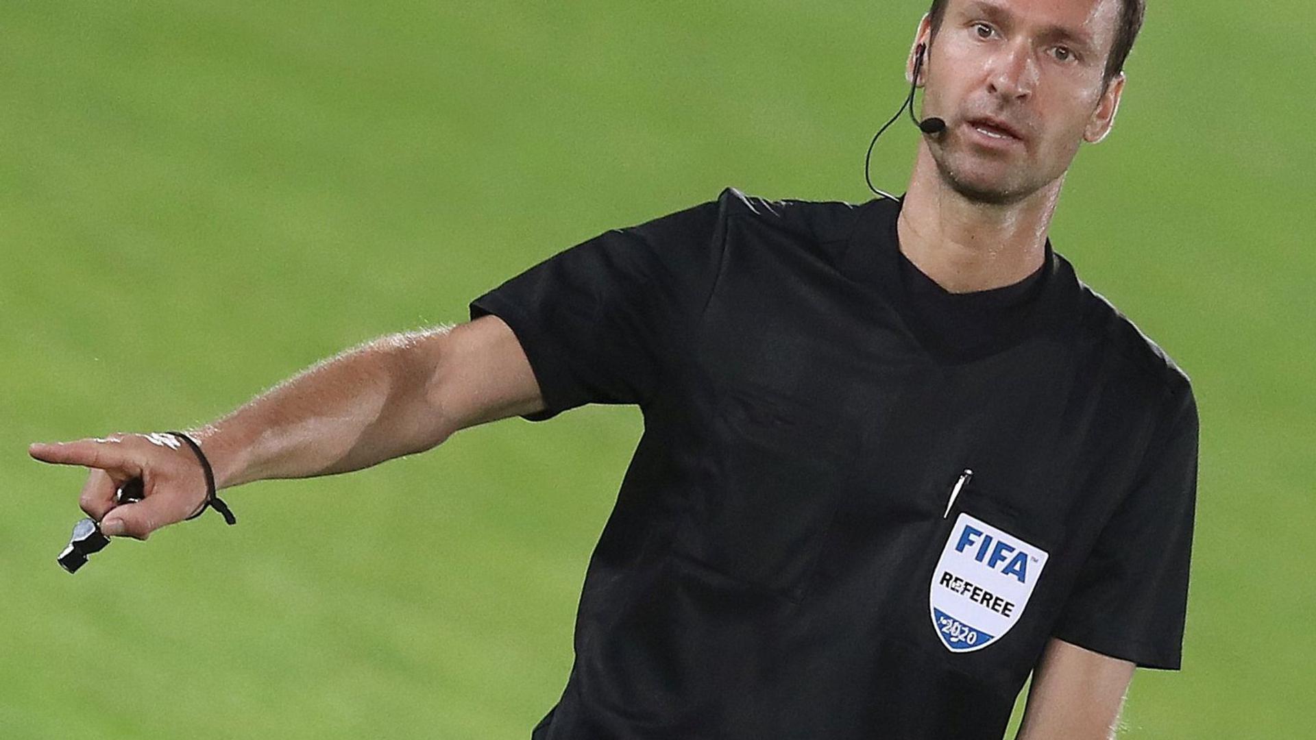 Bastian Dankert ist seit 2012 in der 1. Bundesliga als Schiedsrichter im Einsatz und seit 2014 FIFA-Referee.