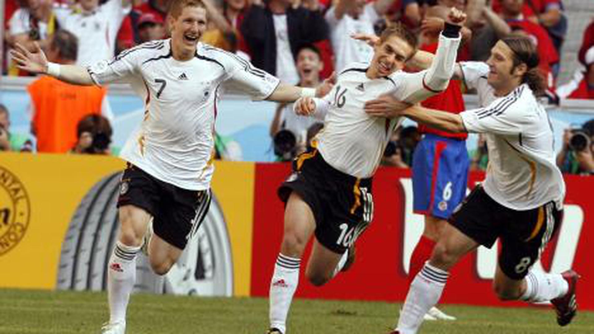 Die deutschen Spieler Philipp Lahm, Bastian Schweinsteiger und Torsten Frings jubeln über das 1:0 im Eröffnungsspiel der WM 2006 gegen Costa Rica.