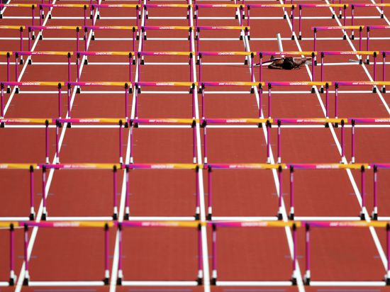 dpatopbilder - Leichtathletik: IAAF Weltmeisterschaft am 11.08.2017 im Olympiastadion in London (Großbritannien). Die Leichtathletin für Trinidad und Tobago, Deborah John, stürzt beim 100-Meter-Hürdenlauf der Frauen. Foto: Jonathan Brady/PA Wire/dpa +++ dpa-Bildfunk +++