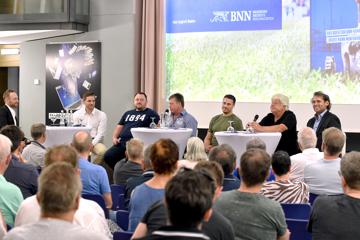 14.07.2023 BNN-Talkrunde "Zwischen Herz und Kommerz" über den modernen Fußball, u.a. mit KSC-Geschäftsführer Michael Becker und ehemaligen KSC-Spielern