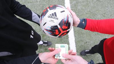 Feature, Scheine auf Fußballplatz, Bezahlung im Amateurfußball