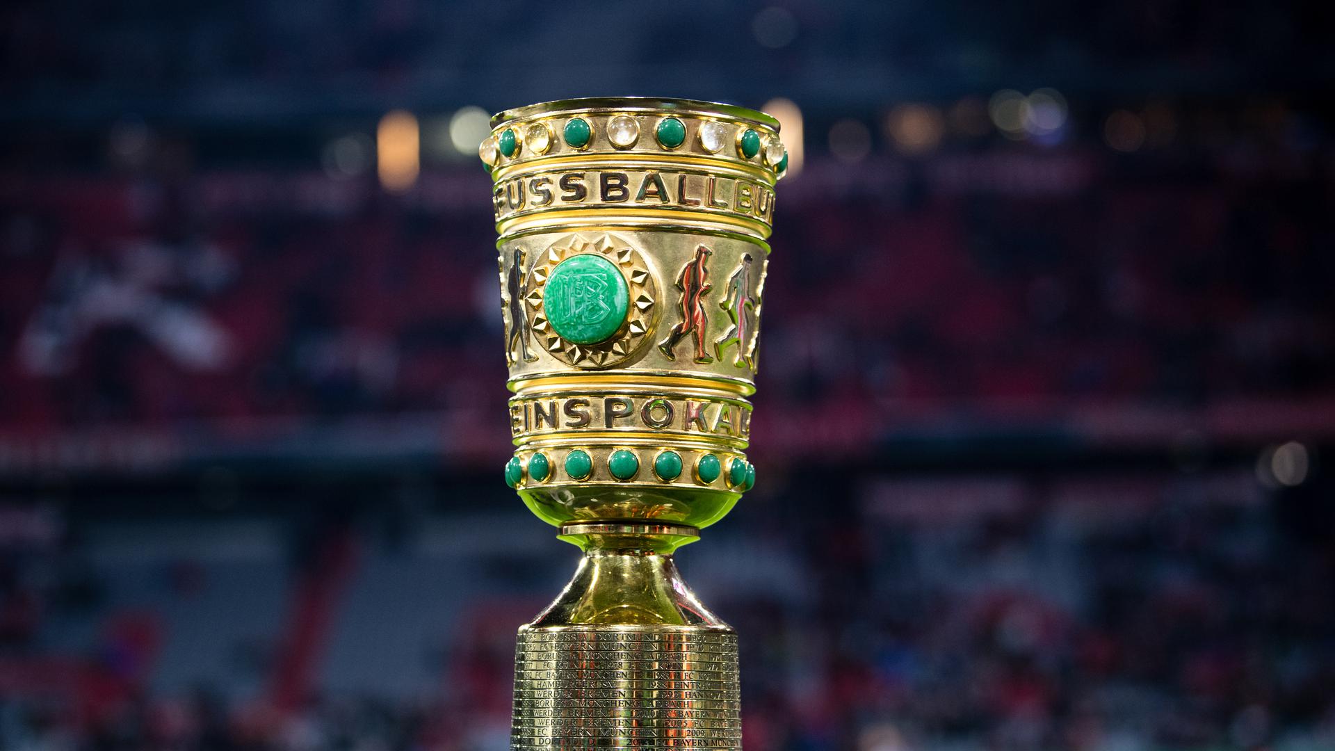 Fußball: DFB-Pokal, Bayern München - 1899 Hoffenheim, Achtelfinale in der Allianz Arena. Der DFB-Pokal steht vor Spielbeginn während eines Interviews am Spielfeldrand. (zu dpa: «DFB-Pokal-Auslosung am Sonntag») +++ dpa-Bildfunk +++