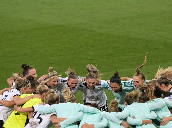 Fußball, Frauen, EM, Deutschland - Frankreich, Finalrunde, Halbfinale, Stadium MK. Deutschlands Spielerinnen schwören sich auf das Spiel ein. +++ dpa-Bildfunk +++