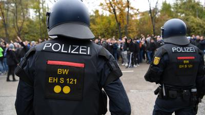 Polizisten beobachten Marsch von KSC-Anhängern beim Zweitliga-Derby beim VfB Stuttgart