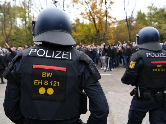 Polizisten beobachten Marsch von KSC-Anhängern beim Zweitliga-Derby beim VfB Stuttgart