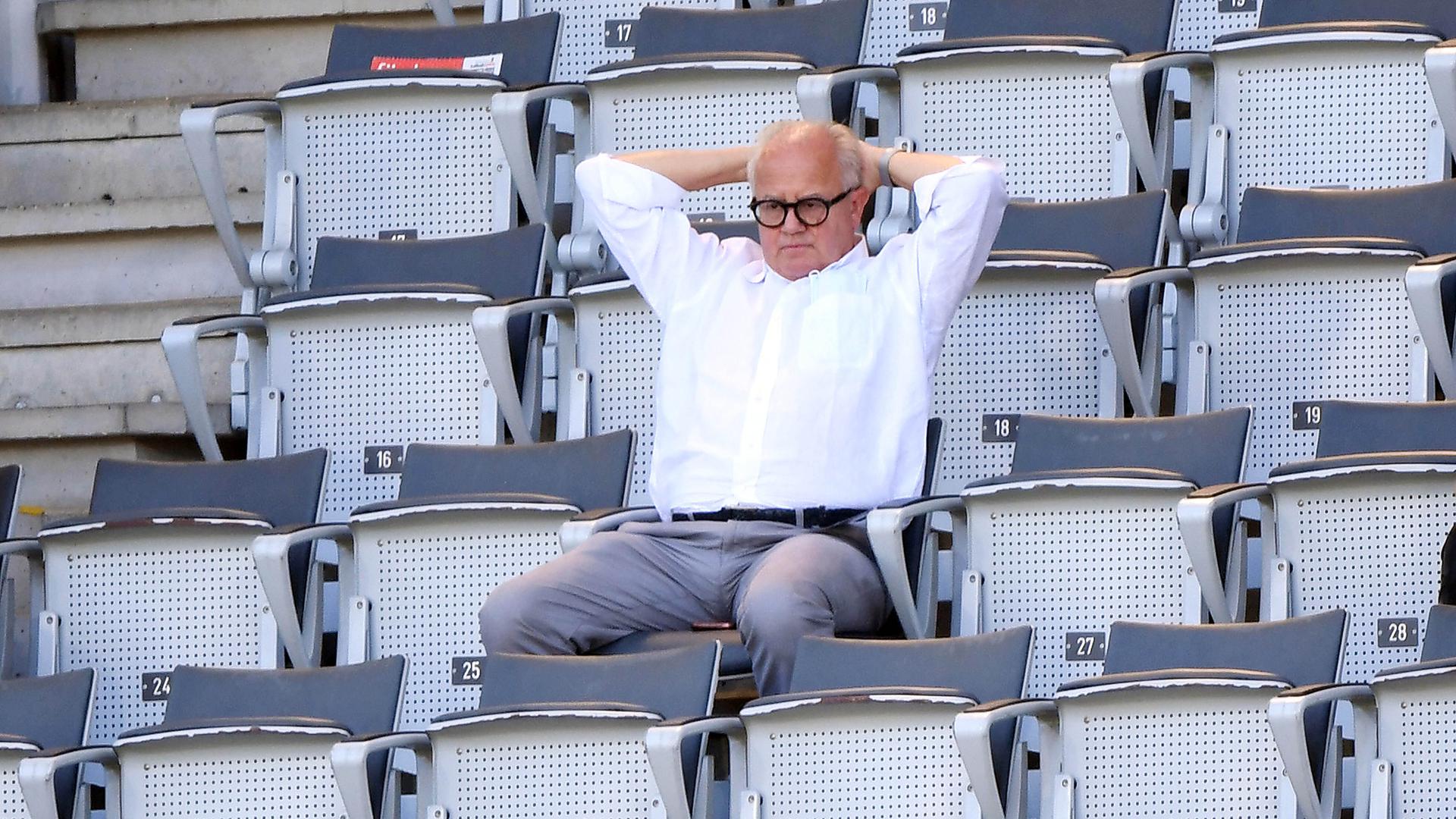 Fußball: Bundesliga, SC Freiburg - FC Schalke 04, 34. Spieltag im Schwarzwald-Stadion. Fritz Keller, Präsident des DFB, sitzt während des Spiels auf einer Tribüne. +++ dpa-Bildfunk +++