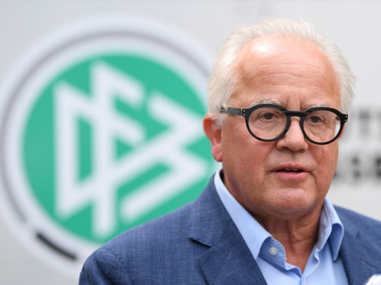 Fritz Keller, Präsident des Deutschen Fußball-Bundes (DFB), nimmt vor der DFB-Zentrale an der Übergabe einer Erklärung zur geforderten Reform des Profigeschäfts durch die Fan-Initiative «Unser Fußball» teil. (zu dpa "Die Baustellen des DFB - Kellers nachdenkliche Weihnachtsrede") +++ dpa-Bildfunk +++