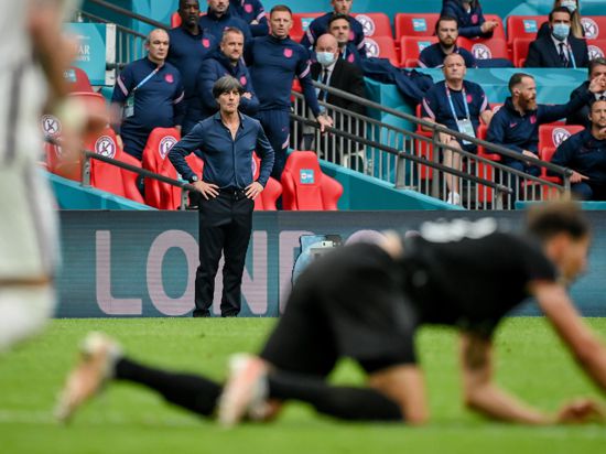 Fassungslos: Bundestrainer Joachim Löw nach dem Schlusspfiff im Londoner Wembleystadion. Seine Ära endete im selben Moment. 