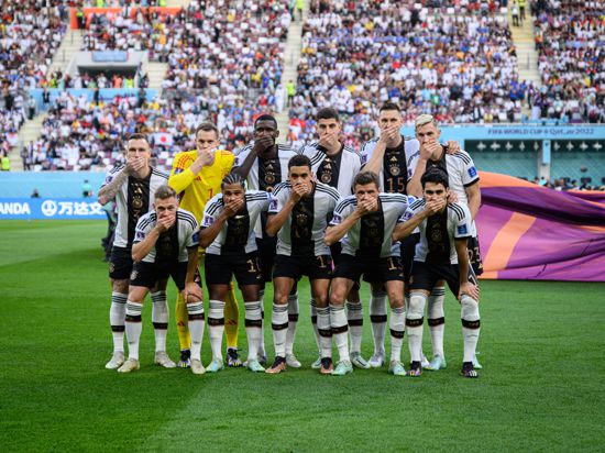 Team of Germany protest during team photo ahead of the match

GES/ Fussball/ WM 2022: Spiel 11: Deutschland - Japan, 23.11.2022

Football / Soccer: World Cup 2022: Match 11: Germany vs Japan, Al Rayyan, Qatar, 23.11.2022