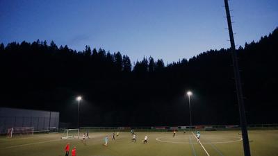 Hell leuchtend: Die LED-Flutlichter sorgen dafür, dass die C-Jugend des FC Gernsbach den Durchblick beim Training behält.