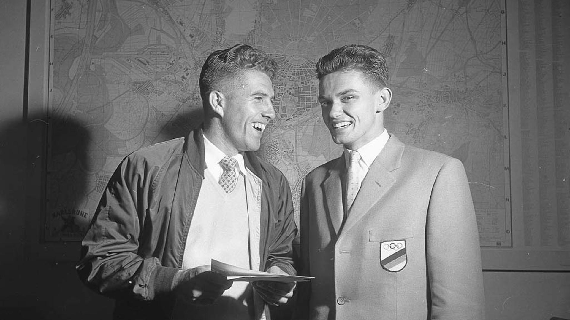 Lothar Knörzer (rechts) und Heinz Fütterer freuen sich 1956 über eine Ehrung anlässlich ihres Erfolges bei den Olympischen Spielen in Melbourne im selben Jahr.