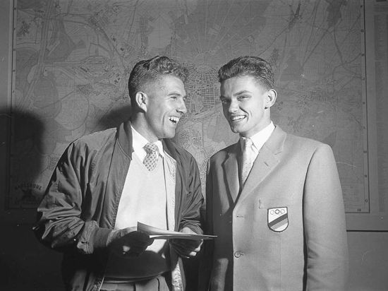 Lothar Knörzer (rechts) und Heinz Fütterer freuen sich 1956 über eine Ehrung anlässlich ihres Erfolges bei den Olympischen Spielen in Melbourne im selben Jahr.