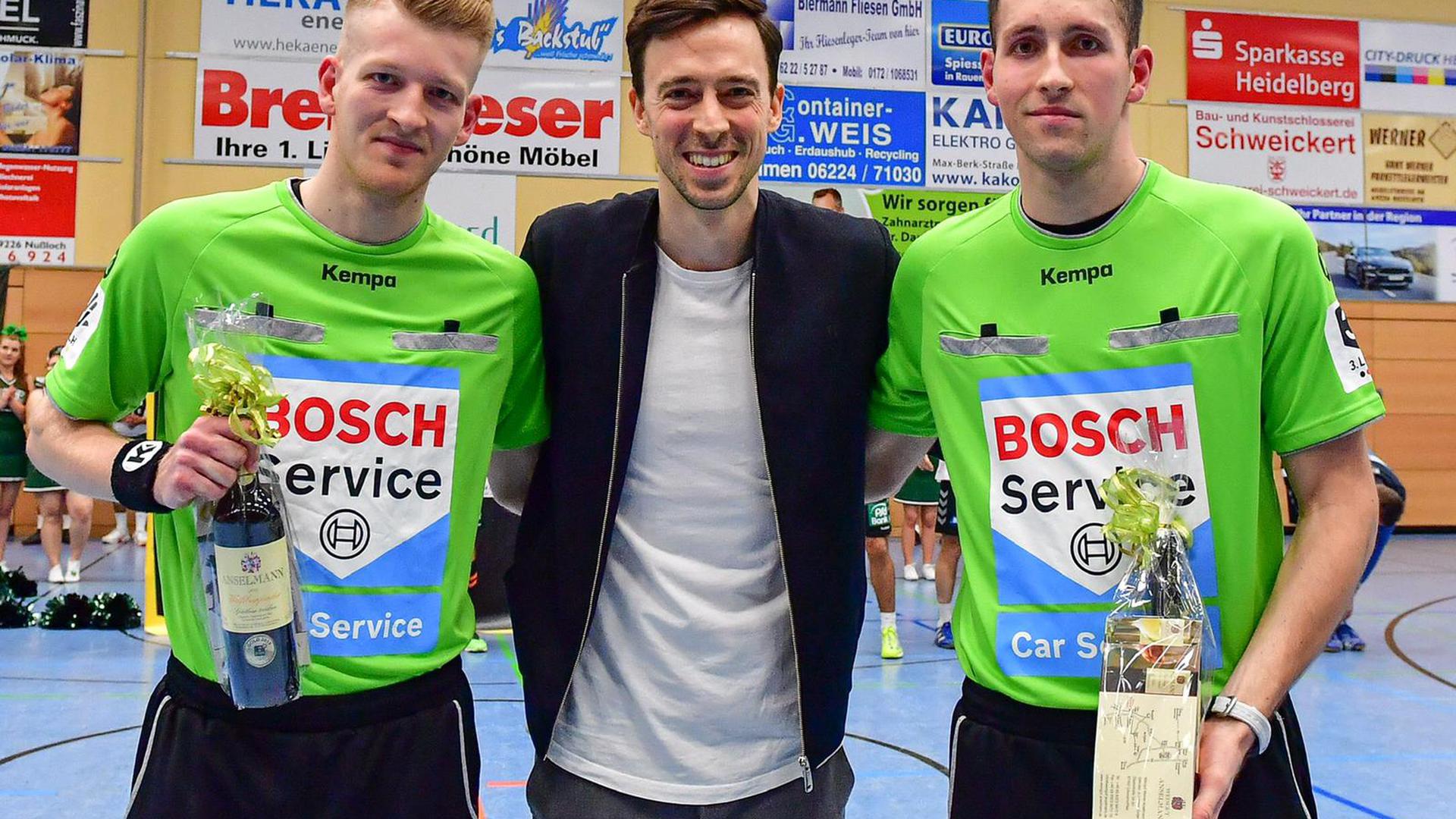Leon und Nico Bärmann zusammen mit Nationalspieler Patrick Groetzki