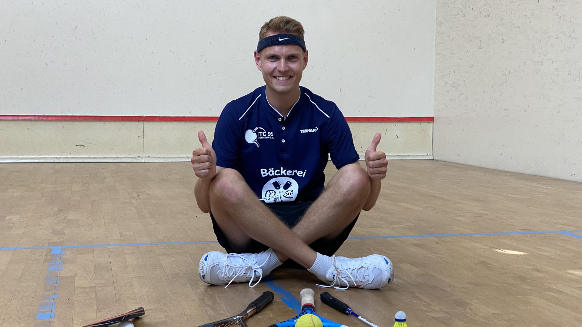 Michael Pfeiffer, Tischtennisspieler beim TTC Odenheim, zeigt die verschiedenen Schläger und Bälle beim Racketlon.