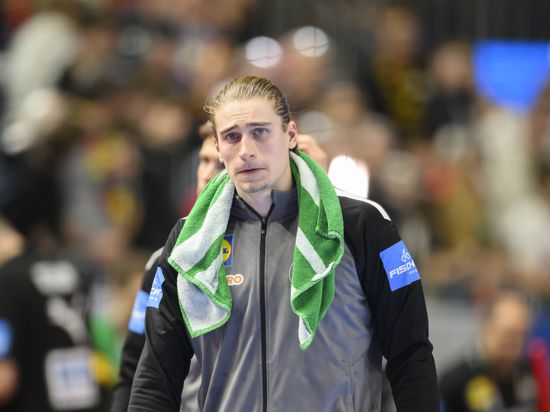 Juri Knorr zeigt sich enttäuscht nach dem Spiel um Platz drei bei der Handball-EM mit Deutschland gegen Schweden in der Kölner Lanxess Arena.
