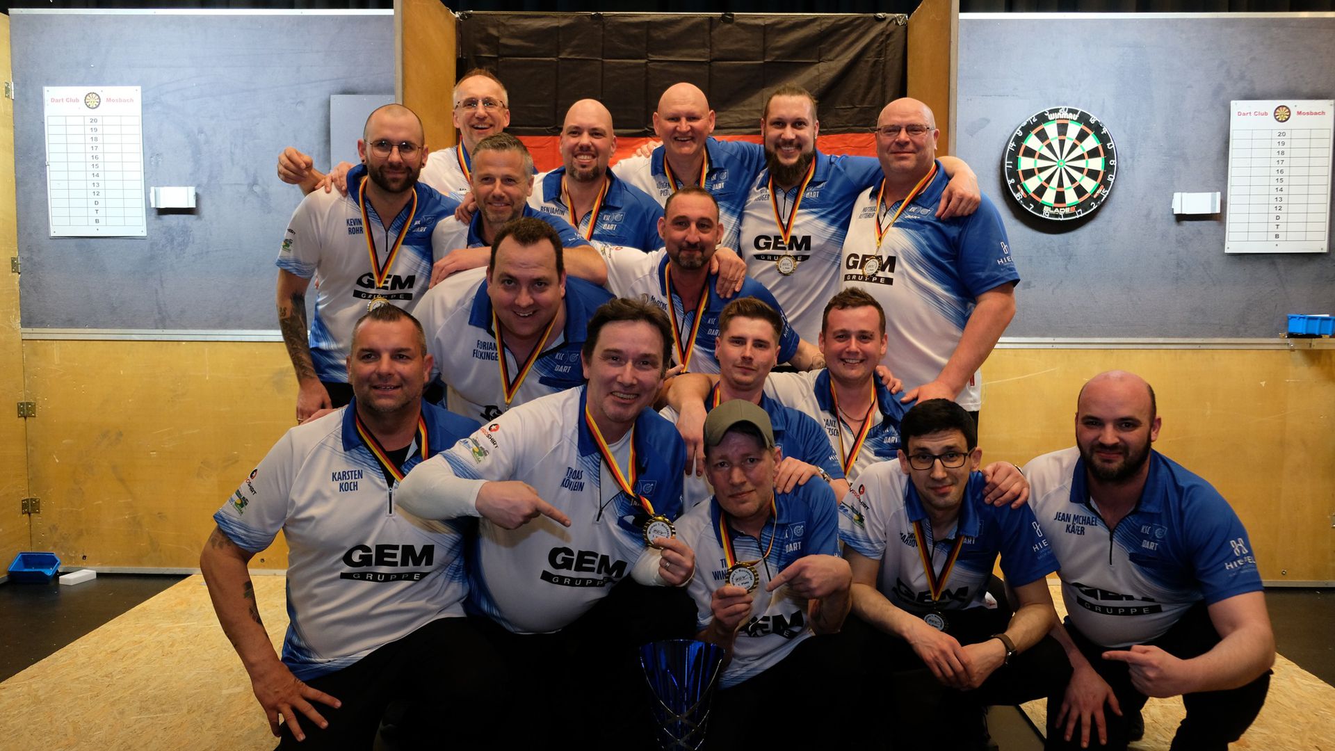 Die Dartspieler des KSC freuen sich bei der Endrunde in Walldorf über den Gewinn des deutschen Meistertitels.