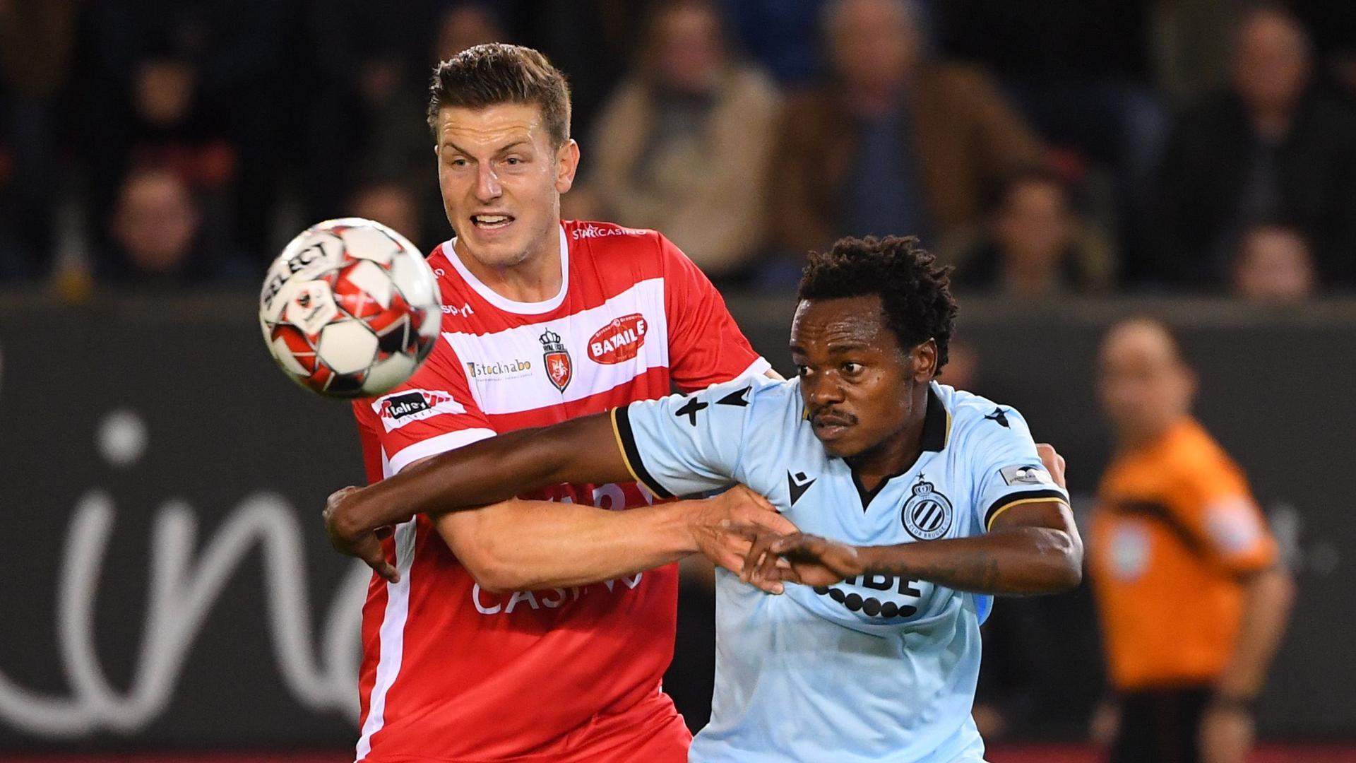 Kevin Wimmer forward of Mouscron, Percy Tau forward of Club Brugge during the Jupiler Pro League match between Royal Excel Mouscron Peruwelz and Club Brugge KV on October 18, 2019 in Mouscron, Belgium, 18/10/2019 FOOTBALL : Mouscron vs Club Bruges - Jupiler Pro League - 18/10/2019 PhotoNews/Panoramic PUBLICATIONxINxGERxSUIxAUTxHUNxONLY 775375123