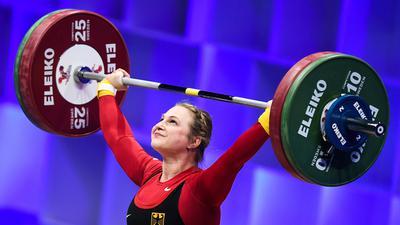 Gewichtheben: Europameisterschaft, Klasse bis 64 kg, Frauen: Sabine Kusterer aus Deutschland tritt bei den Europameisterschaften im Gewichtheben in der Klasse bis 64 kg der Frauen an. +++ dpa-Bildfunk +++