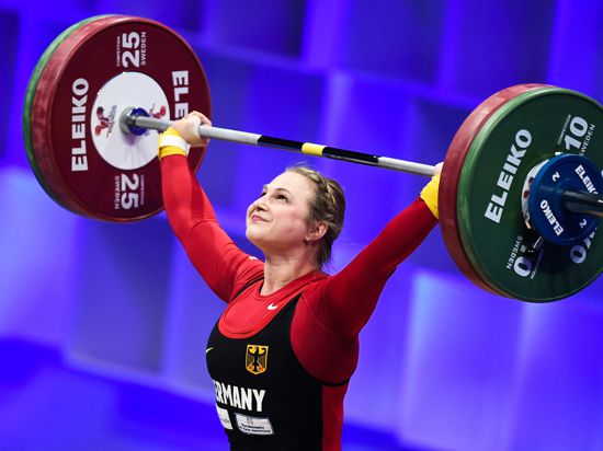 Gewichtheben: Europameisterschaft, Klasse bis 64 kg, Frauen: Sabine Kusterer aus Deutschland tritt bei den Europameisterschaften im Gewichtheben in der Klasse bis 64 kg der Frauen an. +++ dpa-Bildfunk +++