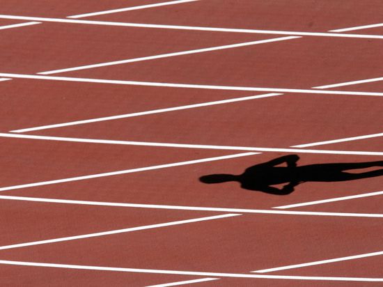Der Schatten eines Läufers ist am Sonntag (06.08.2006) im Ullevi Stadion in Göteborg auf der Tartanbahn zu sehen. Hier finden vom 07. - 13.08.2006 die 19. Leichtathletik Europameisterschaften statt. Foto: Kay Nietfeld dpa +++(c) dpa - Bildfunk+++ | Verwendung weltweit