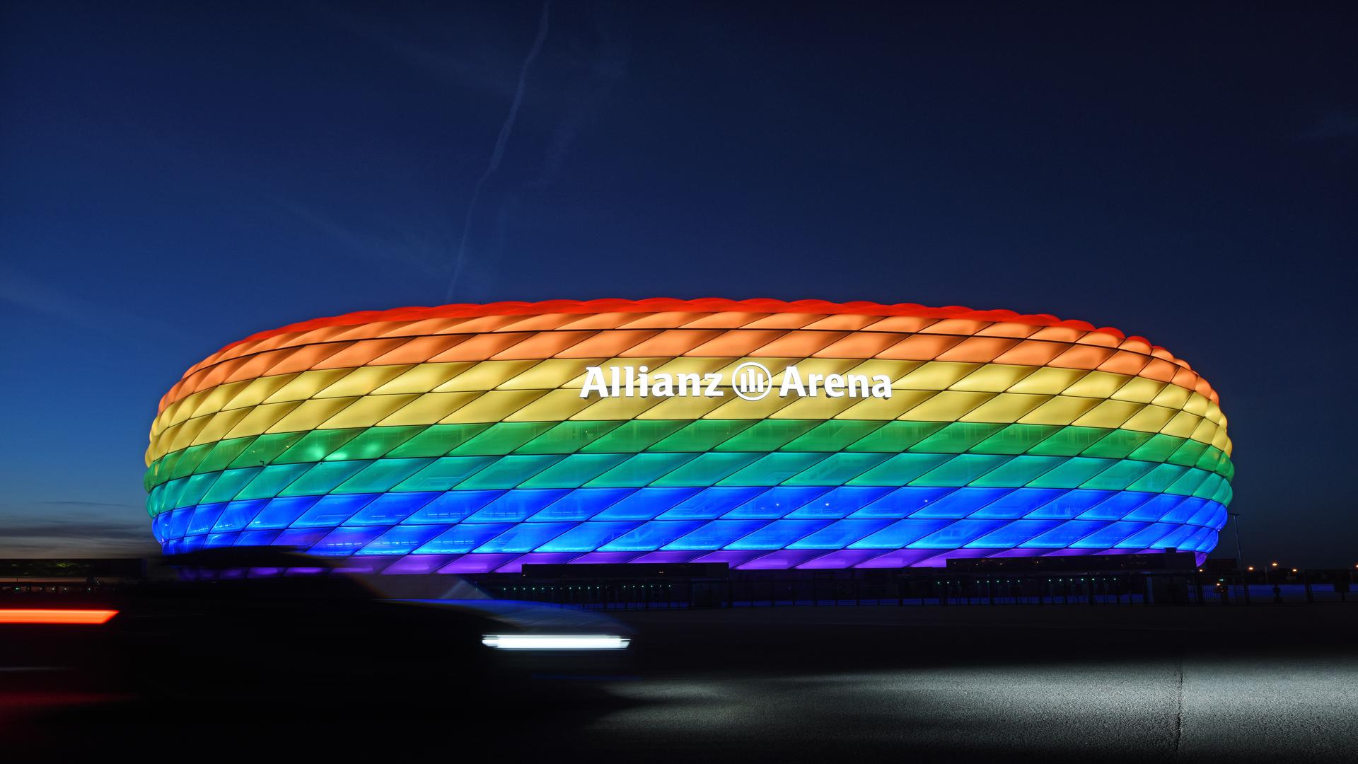 Die Hülle der Allianz Arena leuchtet anlässlich des Christopher Street Days in Regenbogenfarben. (zu "UEFA-Beschluss: Münchner EM-Stadion nicht in Regenbogen-Farben") +++ dpa-Bildfunk +++