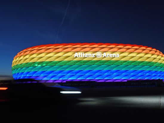 Die Hülle der Allianz Arena leuchtet anlässlich des Christopher Street Days in Regenbogenfarben. (zu "UEFA-Beschluss: Münchner EM-Stadion nicht in Regenbogen-Farben") +++ dpa-Bildfunk +++