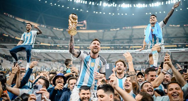 Das Siegerfoto: Lionel Messi krönt bei der WM in Katar seine Karriere und wird Weltmeister. Der Karlsruher Sportfotograf Marvin Güngor war zur richtigen Zeit am richtigen Ort. 