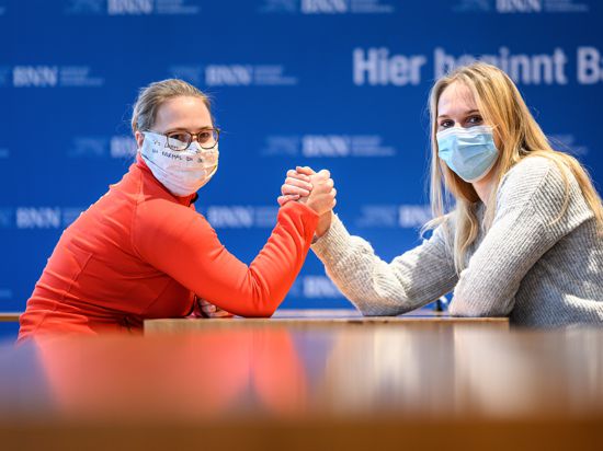 Luisa Niemesch (l./ Ringen) und Sabine Kusterer (r./Gewichtheben) beim gestellten Kraeftemessen.

GES/ Sportart/ Interview BNN, 07.12.2020

