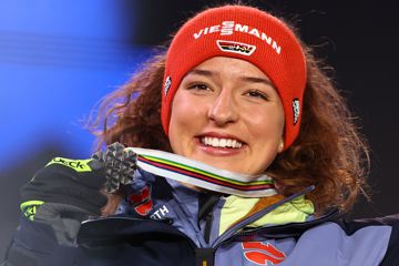 Nathalie Armbruster aus Kniebis präsentiert bei der Nordischen Ski-Weltmeisterschaft in Planica bei der Siegerehrung ihre Silbermedaille im Einzel.