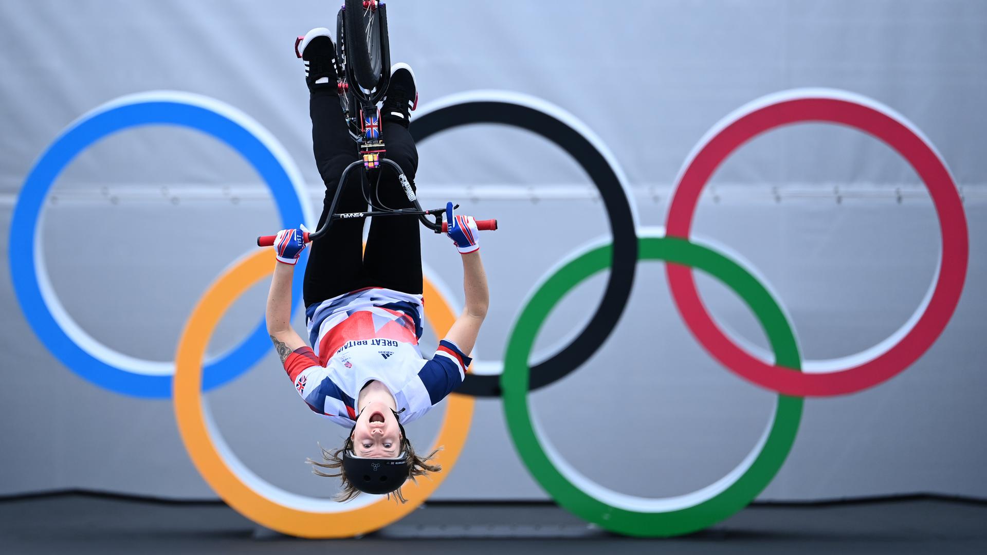 Charlotte Worthington aus Großbritannien beim BMX-Freestyle-Wettbewerb im Ariake Urban Sports Park bei den Olympischen Spielen in Tokio 2021.